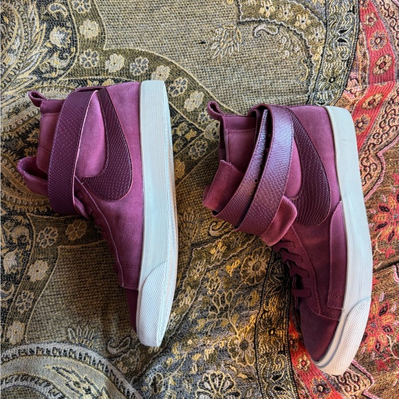 Nike High Top Slip Ons Maroons color with snakeskin detail - Picture 5 of 11